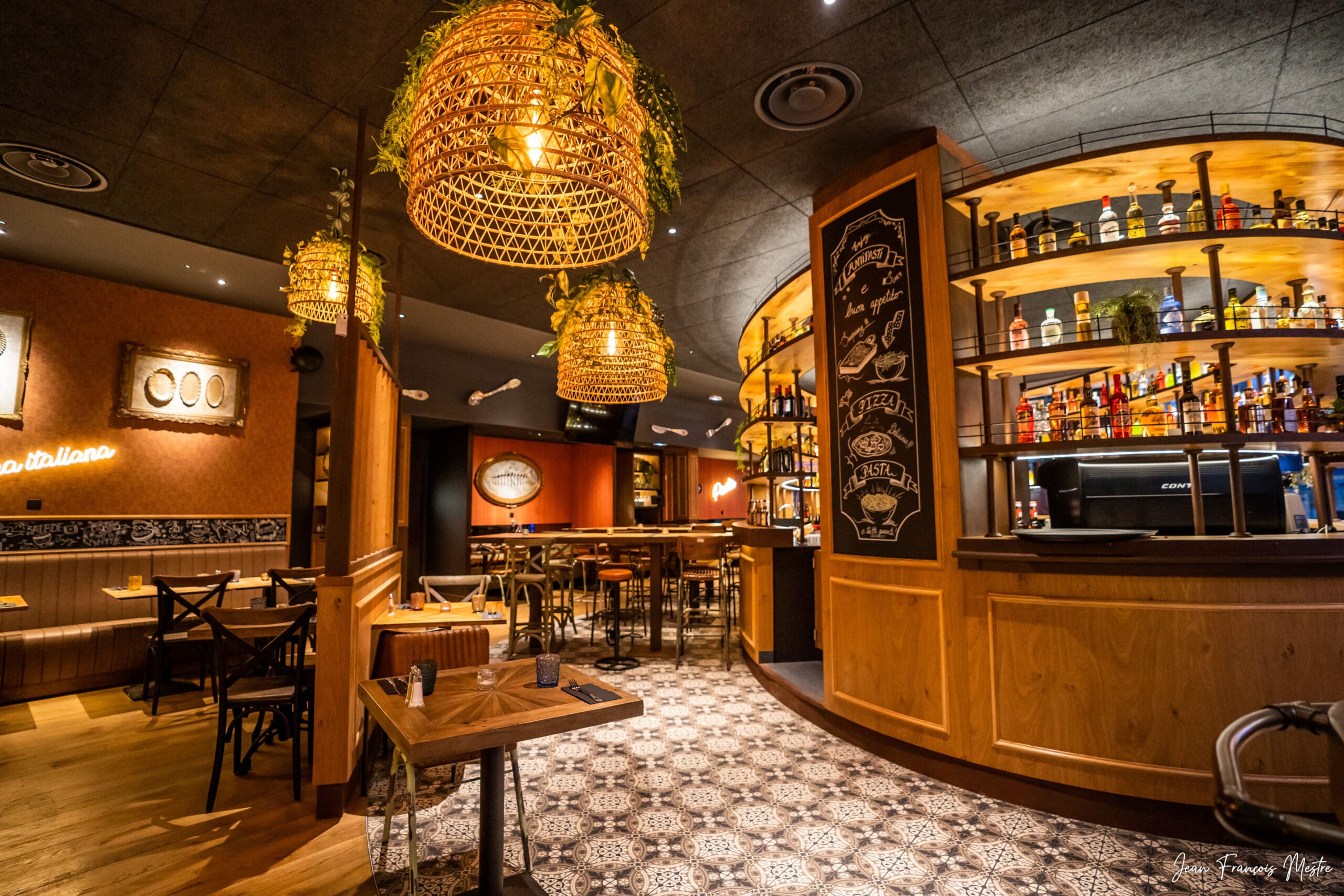 Agencement sur mesure d’un restaurant – Queen Mamma à Mercy