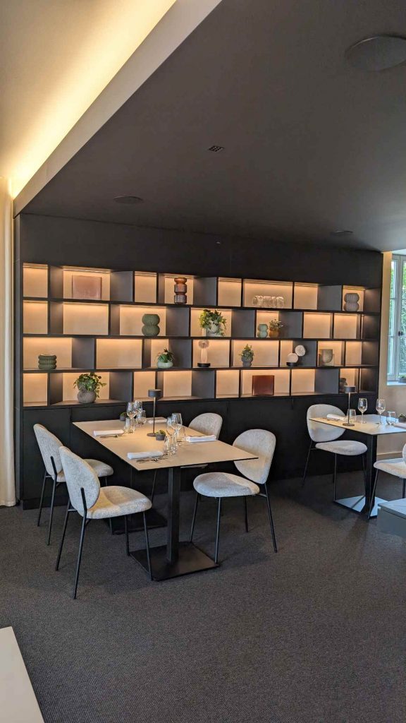 Mobilier sur mesure en bois pour aménagement de restaurant – bibliothèque sur mesure, réalisé par un menuisier agenceur à Metz
