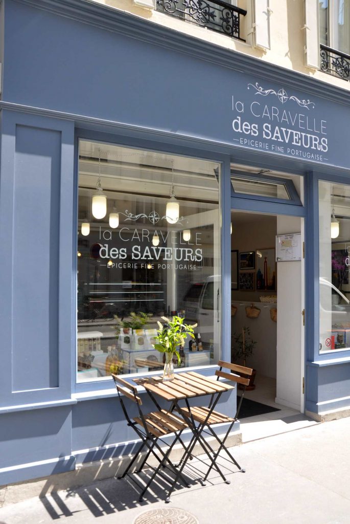 Mobilier sur mesure en bois pour agencement de magasin – façade sur mesure, réalisé par un menuisier agenceur à Paris