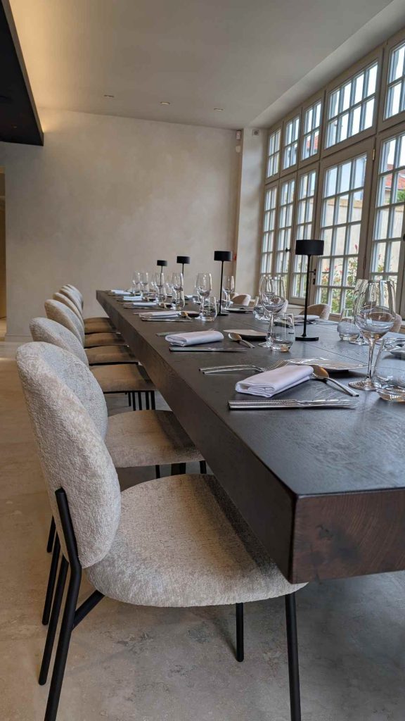 Mobilier sur mesure en bois et métal pour aménagement de restaurant – table en bois massif, réalisé par un menuisier agenceur à Metz