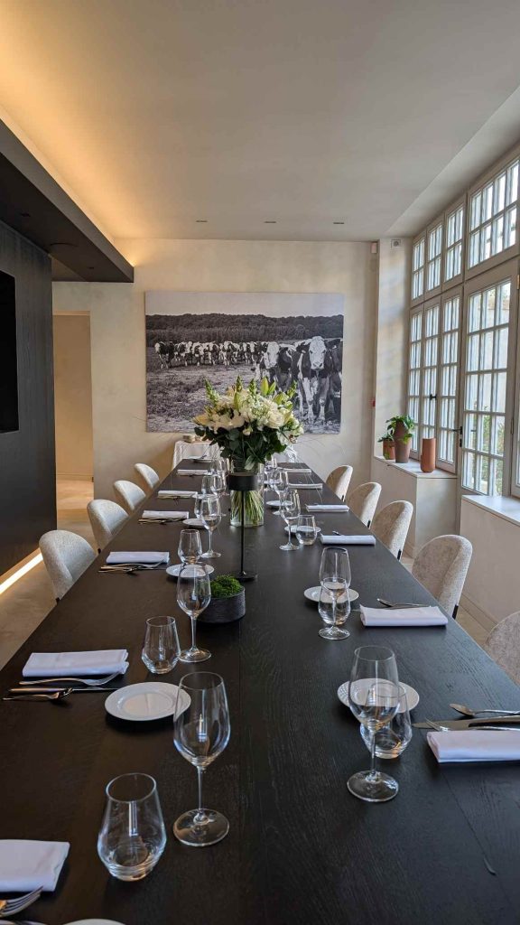 Mobilier sur mesure en bois et métal pour aménagement de restaurant – table en bois massif, réalisé par un menuisier agenceur à Metz