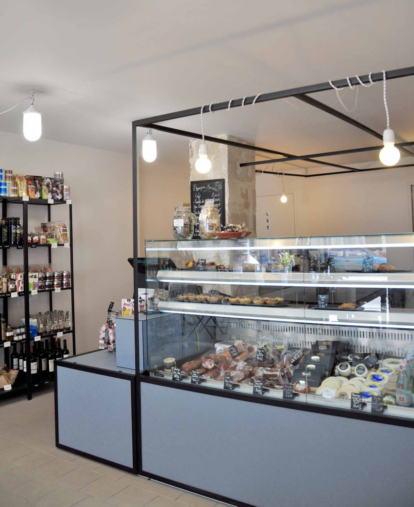 Mobilier sur mesure en bois et métal pour agencement de magasin – comptoir sur mesure, réalisé par un menuisier agenceur à Paris