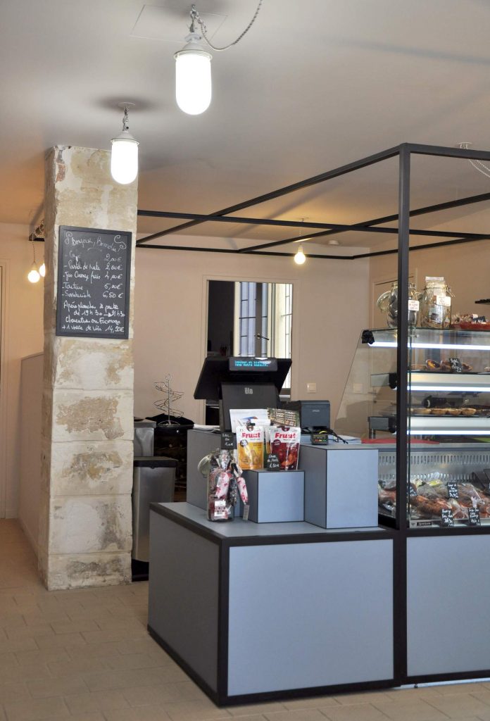 Mobilier sur mesure en bois et métal pour agencement de magasin – comptoir sur mesure, réalisé par un menuisier agenceur à Paris