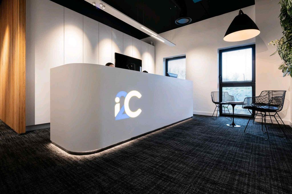 Mobilier sur mesure en Corian pour aménagement de bureau professionnel – avec rétroéclairage intégré, réalisé par un menuisier agenceur à Metz