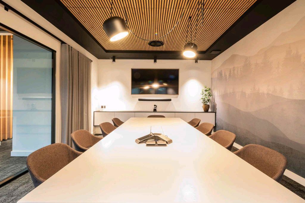 Mobilier sur mesure en chêne et Corian pour aménagement de bureau professionnel – salle de réunion, réalisé par un menuisier agenceur à Metz