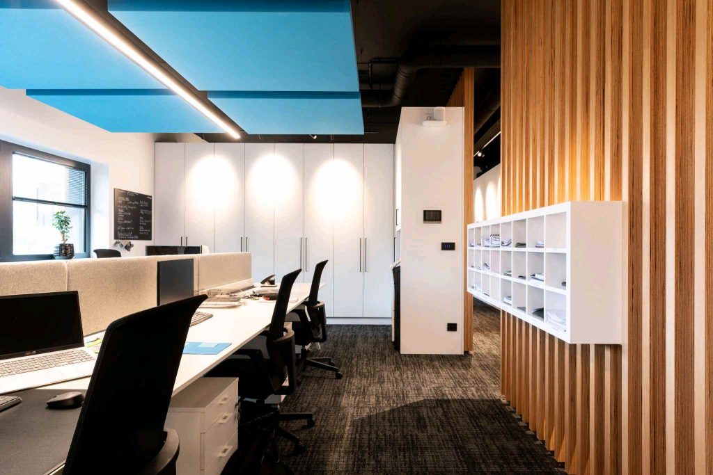 Mobilier sur mesure en chêne pour aménagement de bureau professionnel – espace de travail, réalisé par un menuisier agenceur à Metz