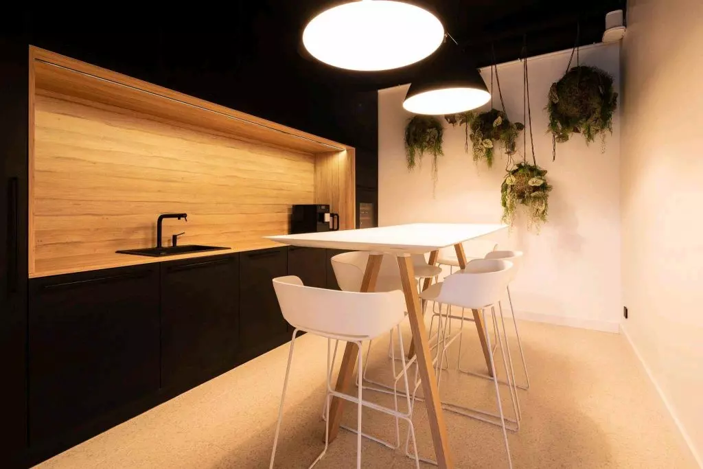 chene-design-metz-kitchenette-4.jpg Mobilier sur mesure en chêne pour aménagement de bureau professionnel – kitchenette intégrée, réalisé par un menuisier agenceur à Metz