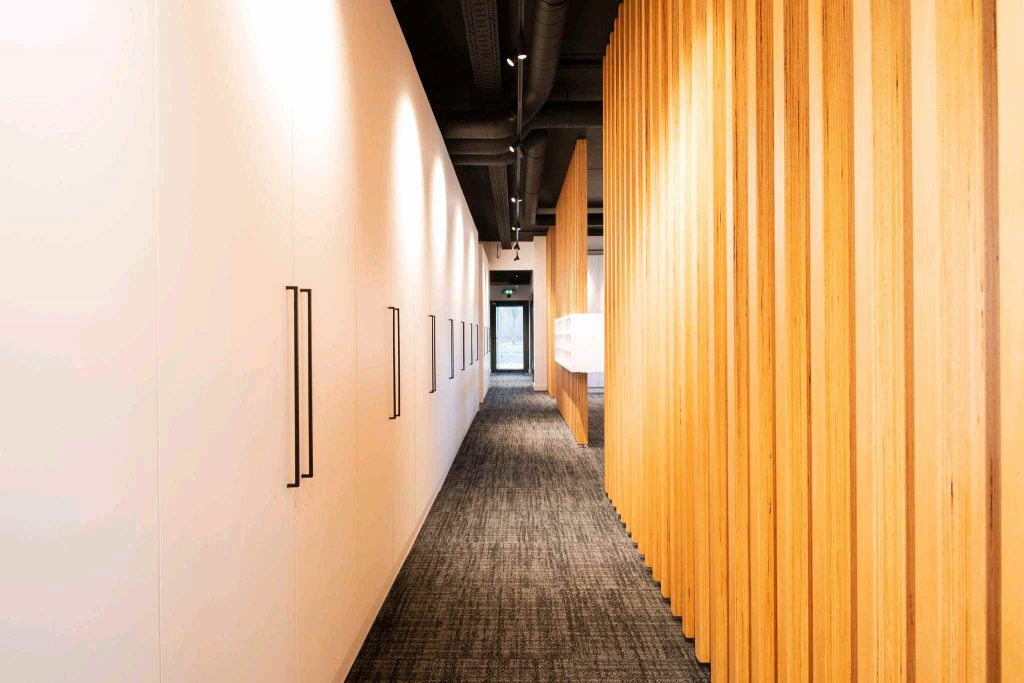 Mobilier sur mesure en chêne pour aménagement de bureau professionnel – avec porte cachée, réalisé par un menuisier agenceur à Metz