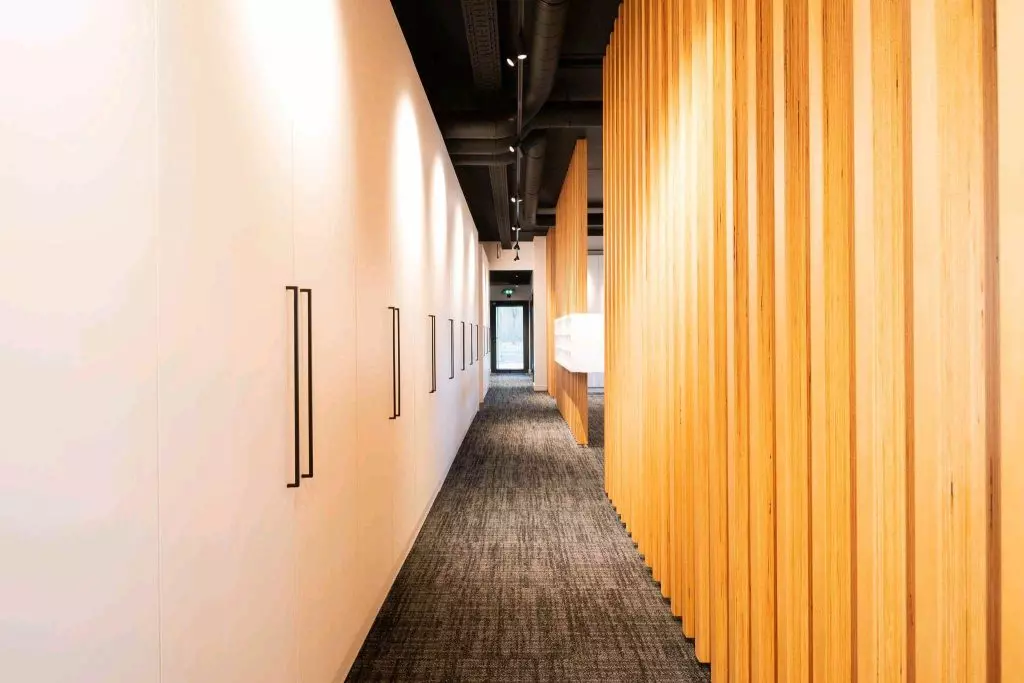 chene-design-metz-ventelle-porte-cachee-2.jpg Mobilier sur mesure en chêne pour aménagement de bureau professionnel – avec porte cachée, réalisé par un menuisier agenceur à Metz