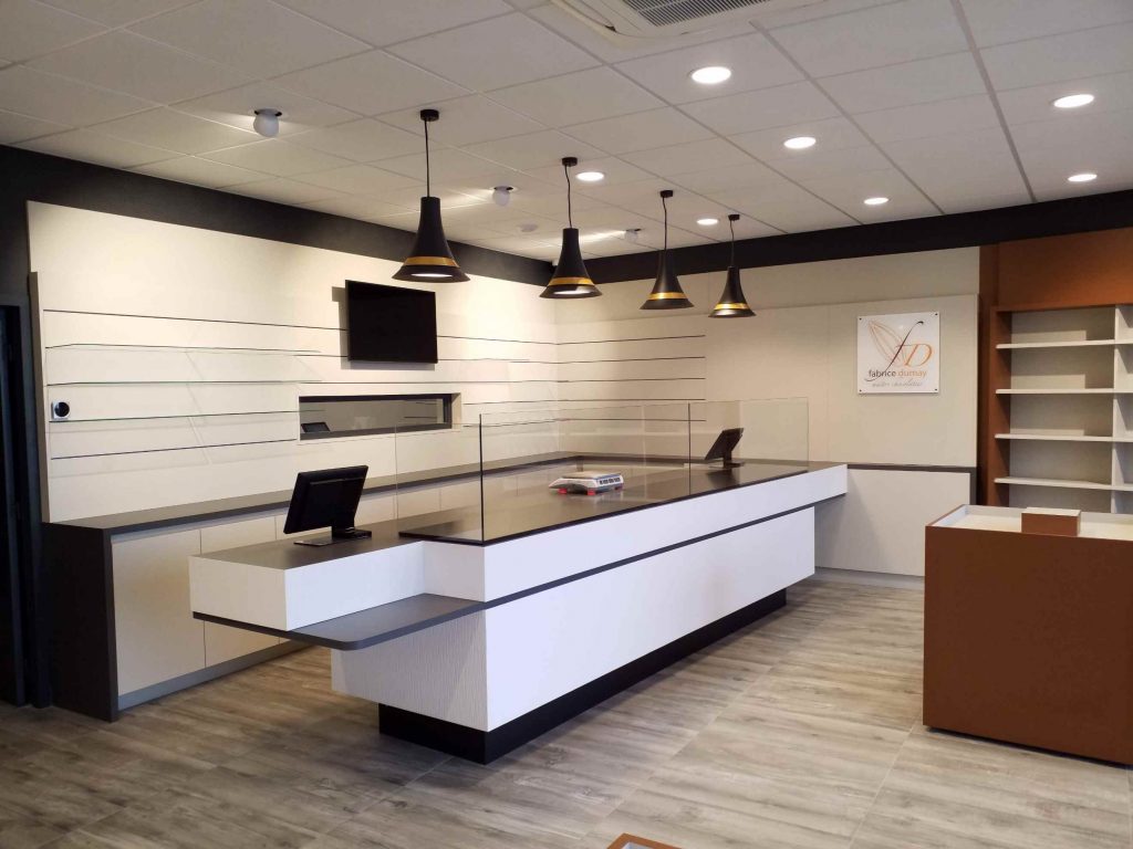 Mobilier sur mesure en Corian et bois pour agencement de magasin – vitrine sur mesure, réalisé par un menuisier agenceur à Metz