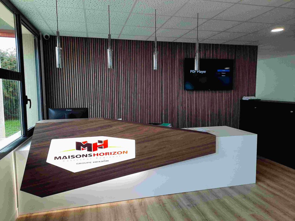 Mobilier sur mesure en Corian et chêne pour aménagement de bureau professionnel – banque d’accueil sur mesure, réalisé par un menuisier agenceur à Metz