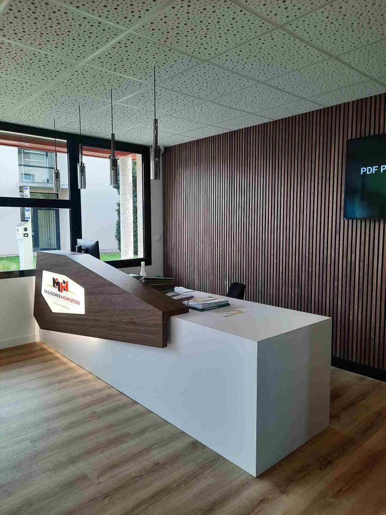 Mobilier sur mesure en Corian et chêne pour aménagement de bureau professionnel – banque d’accueil sur mesure, réalisé par un menuisier agenceur à Metz