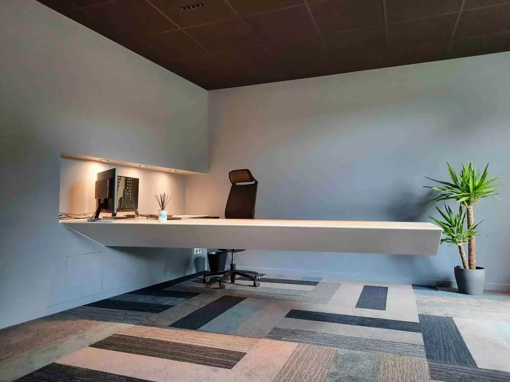 corian-design-metz-fixation-invisible-1.jpg Mobilier sur mesure en Corian pour aménagement de bureau professionnel – à fixation invisible, réalisé par un menuisier agenceur à Metz