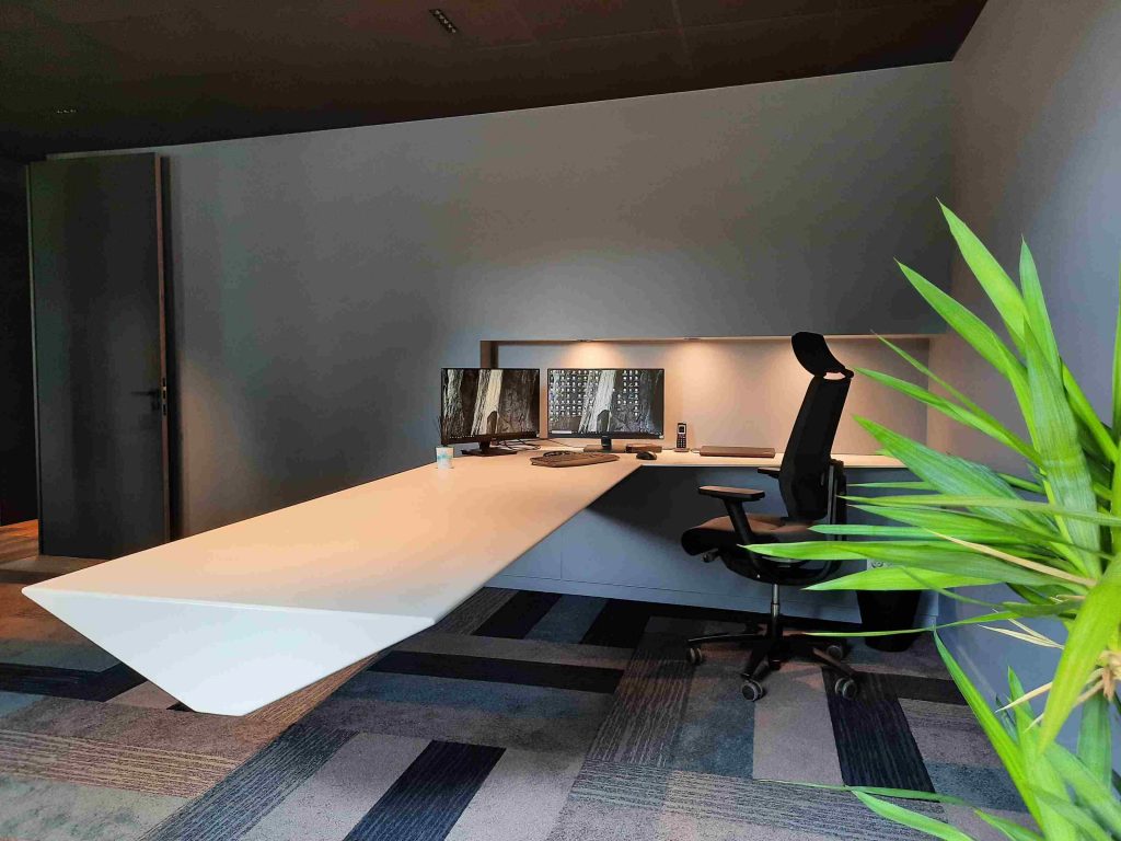 Mobilier sur mesure en Corian pour aménagement de bureau professionnel – à fixation invisible, réalisé par un menuisier agenceur à Metz