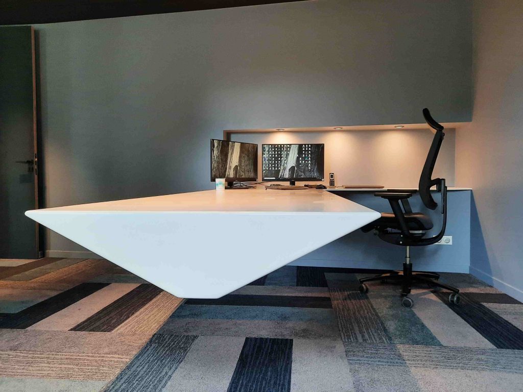 Mobilier sur mesure en Corian pour aménagement de bureau professionnel – à fixation invisible, réalisé par un menuisier agenceur à Metz