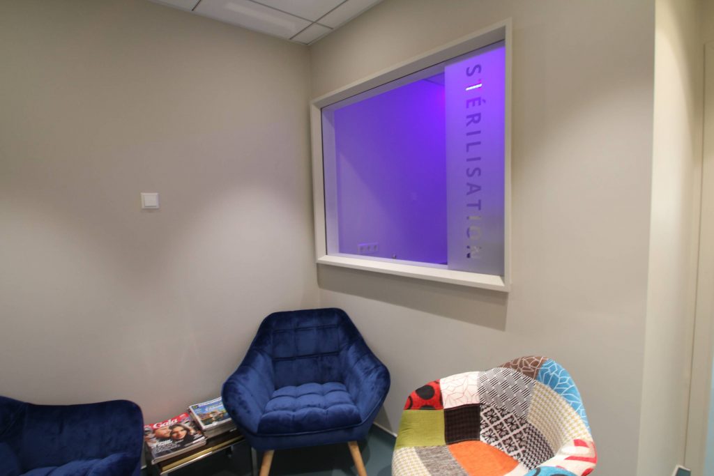 Mobilier sur mesure en Corian pour agencement de cabinet dentaire – salle d’attente, réalisé par un menuisier agenceur à Metz