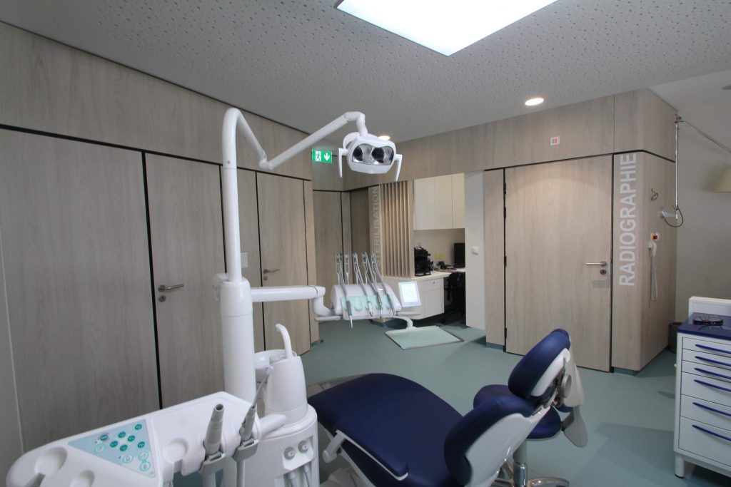 Mobilier sur mesure en Corian pour agencement de cabinet dentaire – salle de soins, réalisé par un menuisier agenceur à Metz