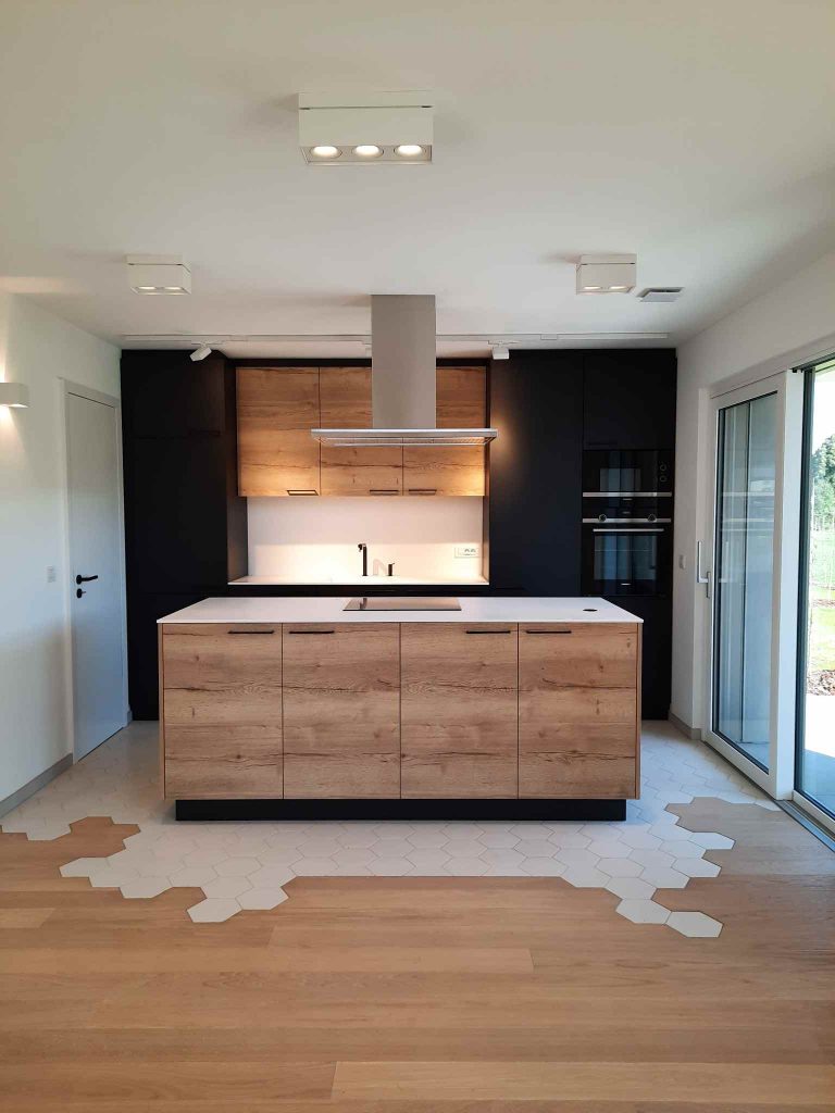Cuisine sur mesure en chêne et Corian noir avec plan de travail design au Luxembourg