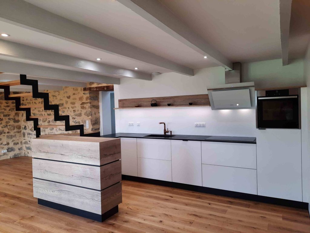 Cuisine sur mesure en chêne avec plan de travail en granit blanc à Thionville