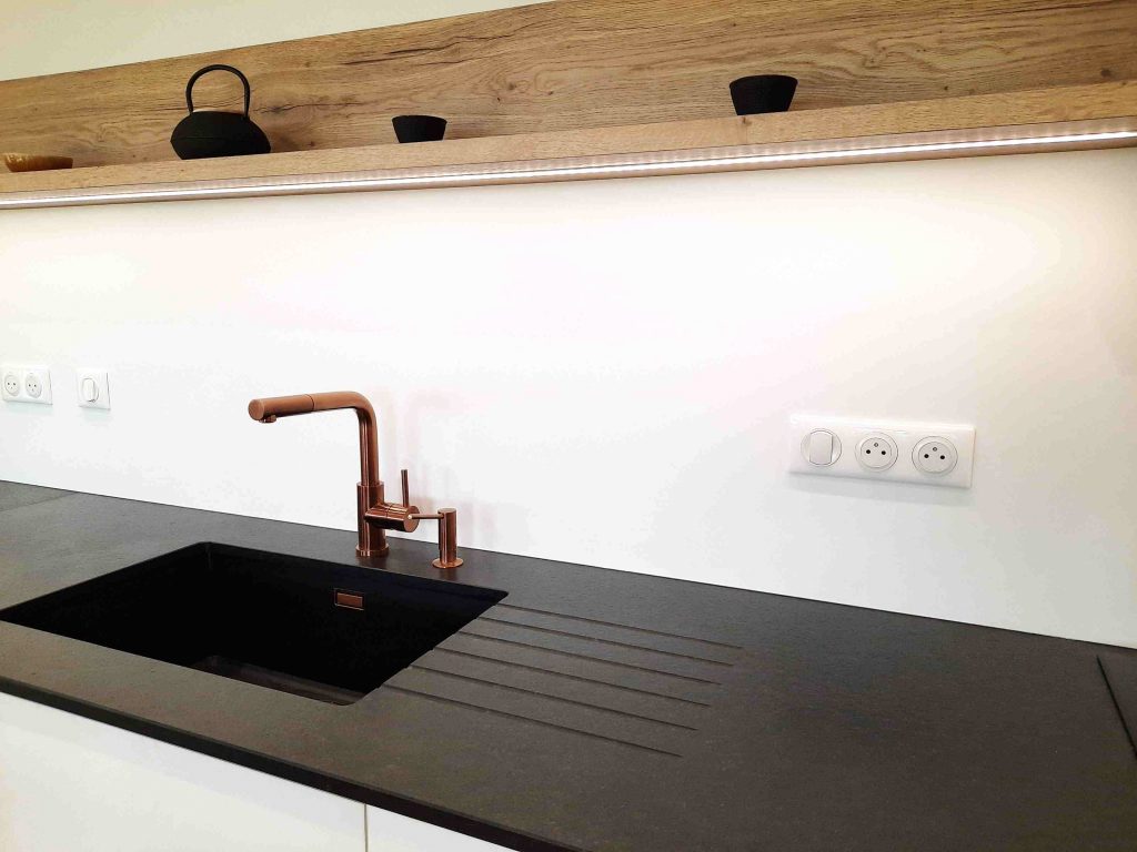 Cuisine design en chêne et granit blanc avec îlot central à Thionville