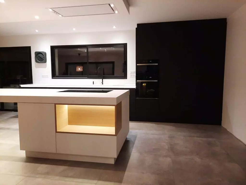 cuisine-sur-mesure-corian-chene-noire-moderne-metz-ilot-colonne-2.jpg Cuisine design sur mesure en Corian et chêne noir avec îlot central à Metz