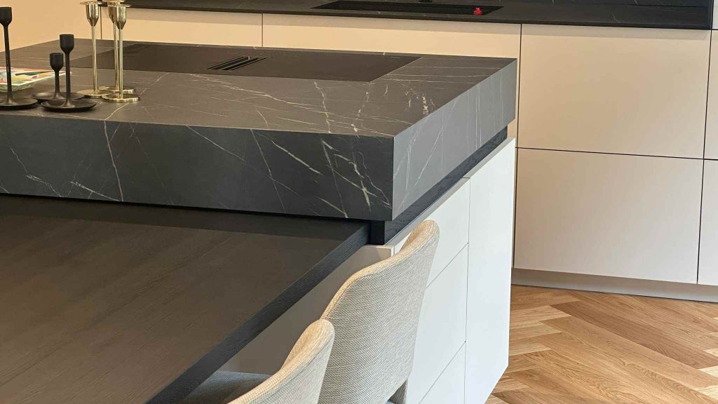 Cuisine design en marbre blanc avec colonnes intégrées au Luxembourg