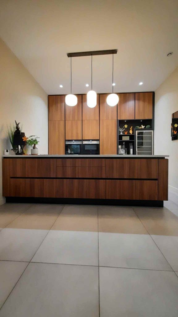 Cuisine sur mesure en noyer et Corian noir avec terrazzo à Metz