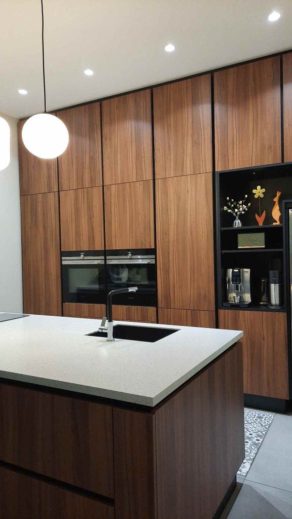 Cuisine design en noyer avec îlot central et finition terrazzo à Metz