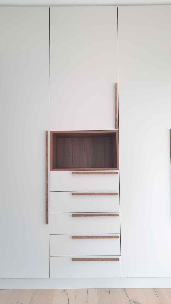 Dressing sur mesure blanc et chêne avec penderie et niche à Metz