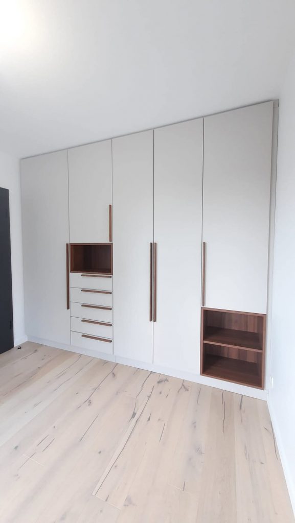 Dressing design sur mesure en blanc et chêne avec rangements à Metz