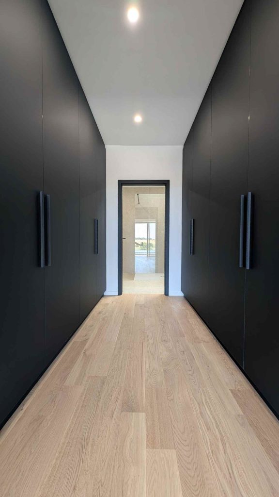 Dressing sur mesure en chêne noir avec penderie à Metz