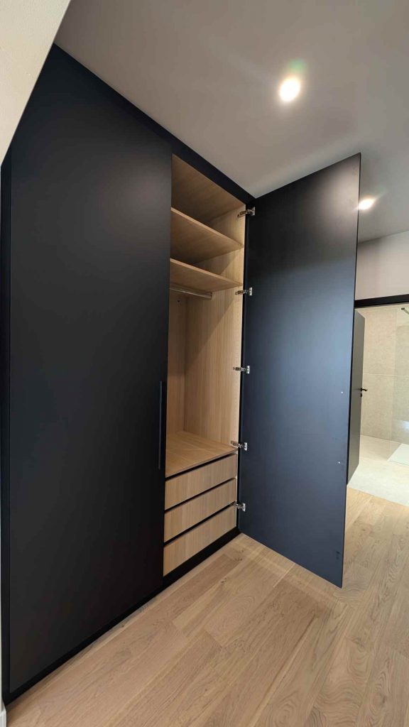 Dressing design en chêne noir avec rangements intégrés à Metz