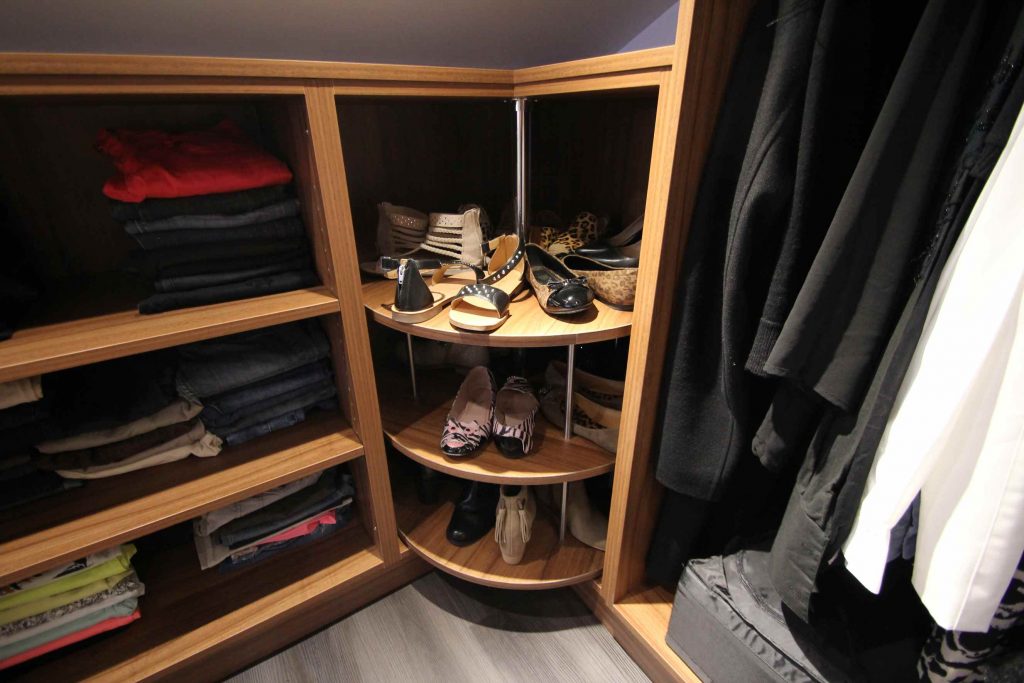 Aménagement dressing design sous pente sur mesure rangement chaussures à Metz