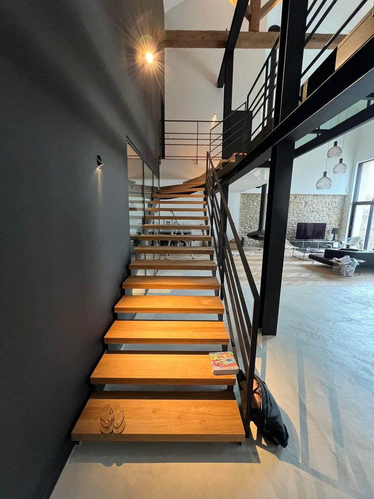 Escalier sur mesure en chêne et métal design à Metz