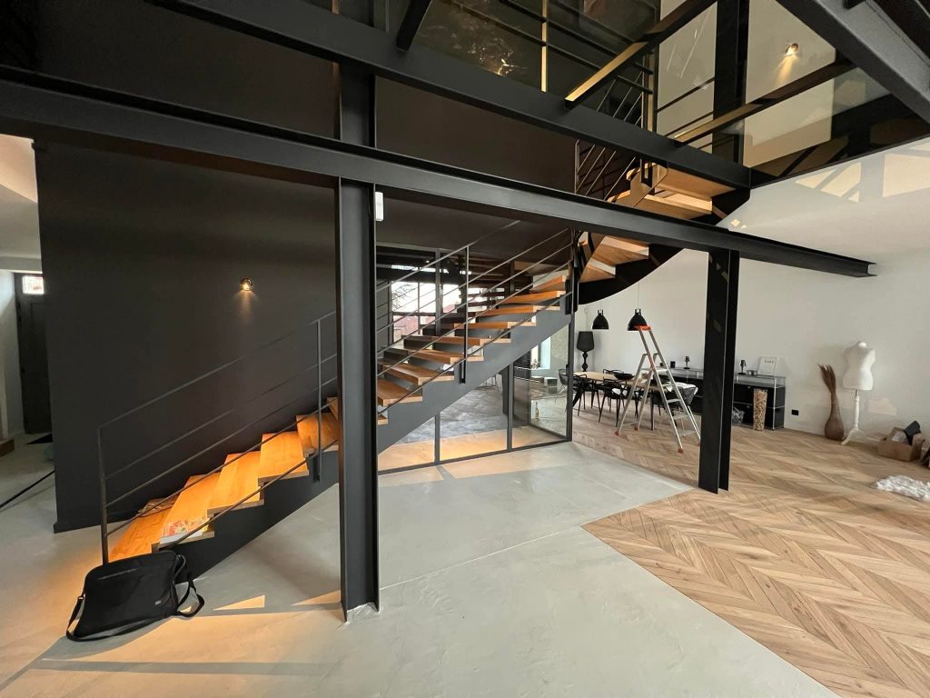 Escalier sur mesure en chêne et métal design à Metz