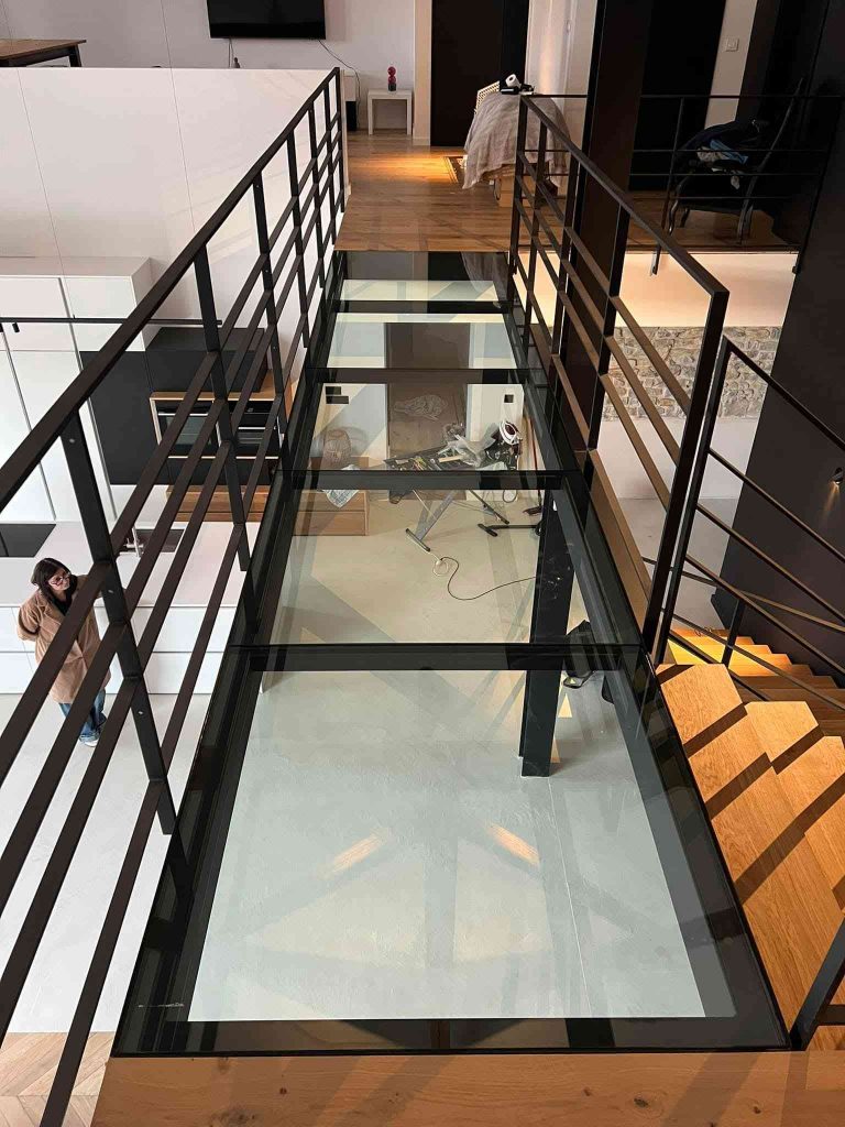 Escalier sur mesure en chêne et métal design à Metz