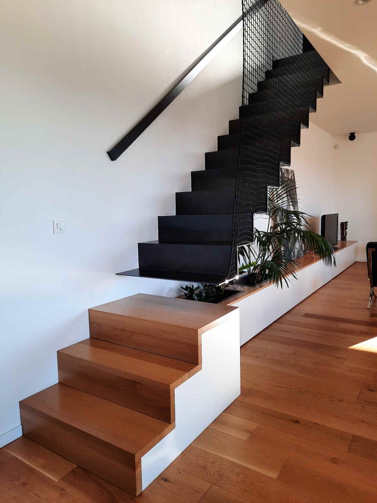 Escalier sur mesure en chêne et métal avec meuble TV intégré à Metz