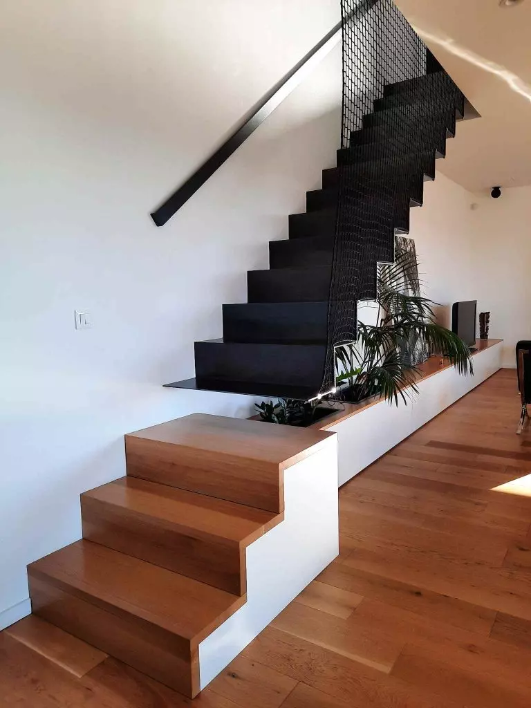 escalier-sur-mesure-chene-metal-design-metz-meuble-tv-1.jpg Escalier sur mesure en chêne et métal avec meuble TV intégré à Metz