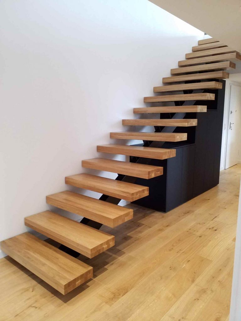Escalier design en chêne et métal avec rangement sous escalier sur mesure à Nancy