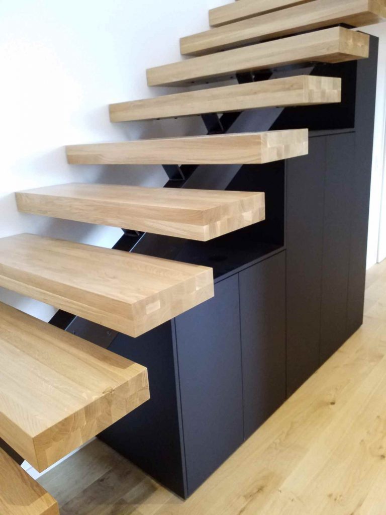 Escalier design en chêne et métal avec rangement sous escalier sur mesure à Nancy