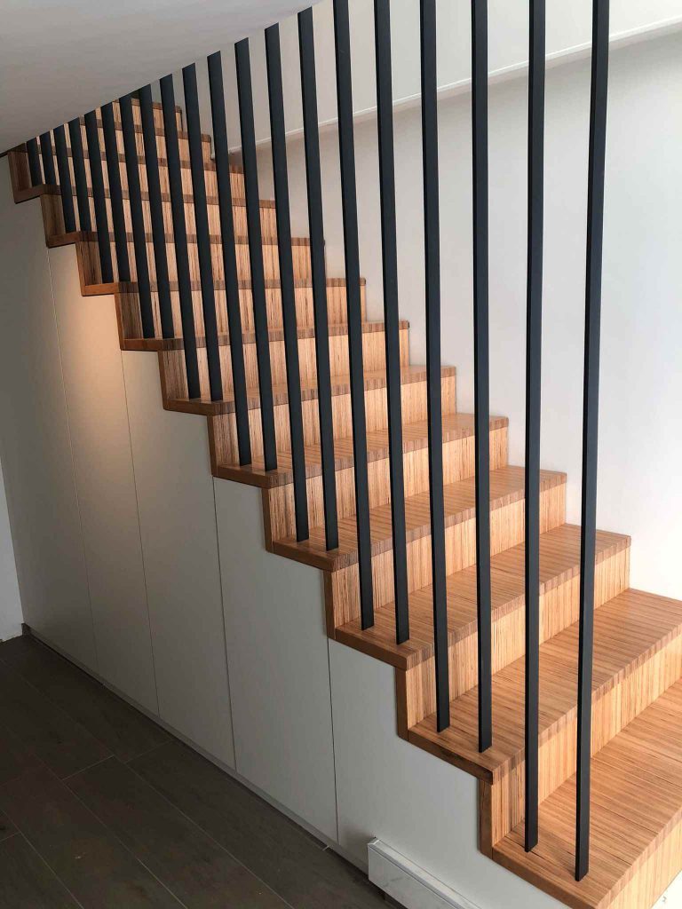 Escalier design en Hetre BauBuche et métal avec placards au Luxembourg