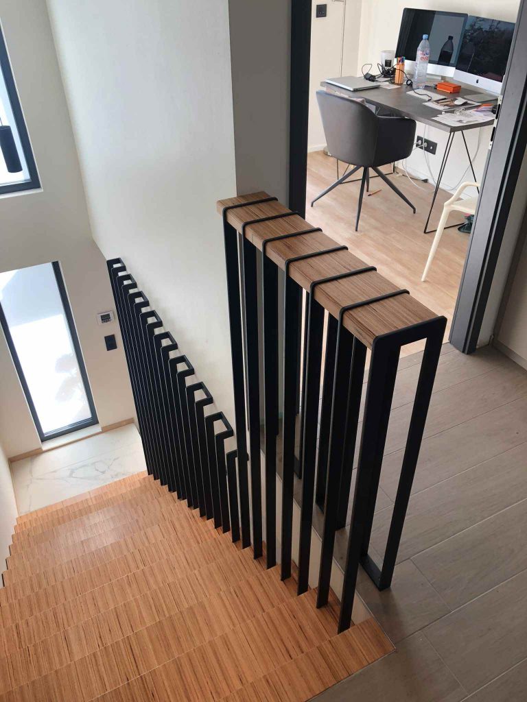 Escalier design en BauBuche et métal avec placards au Luxembourg