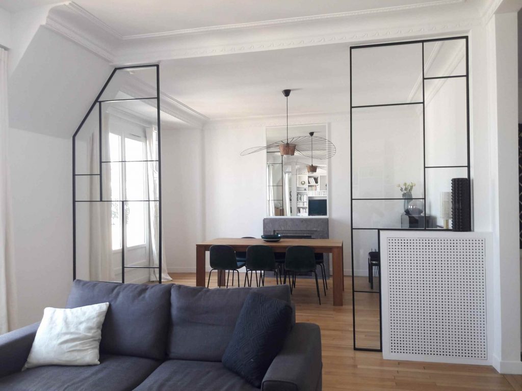 Agencement d'une salle à manger design avec verrière métallique et corian à Paris