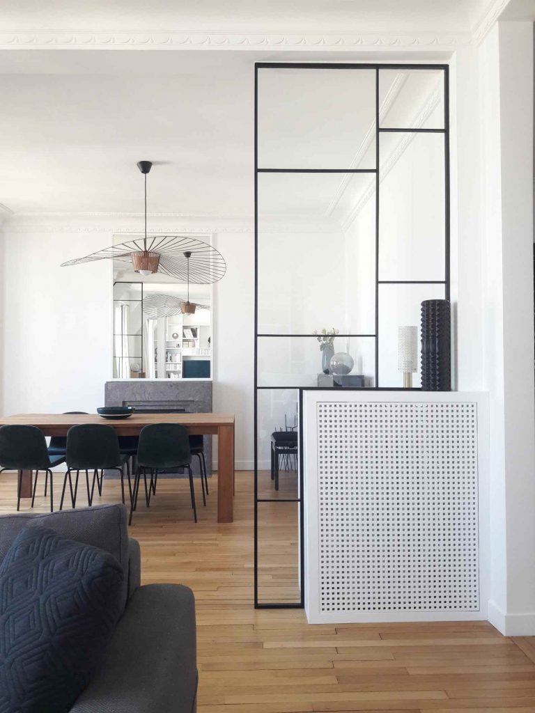 Agencement d'une salle à manger design avec verrière métallique et corian à Paris