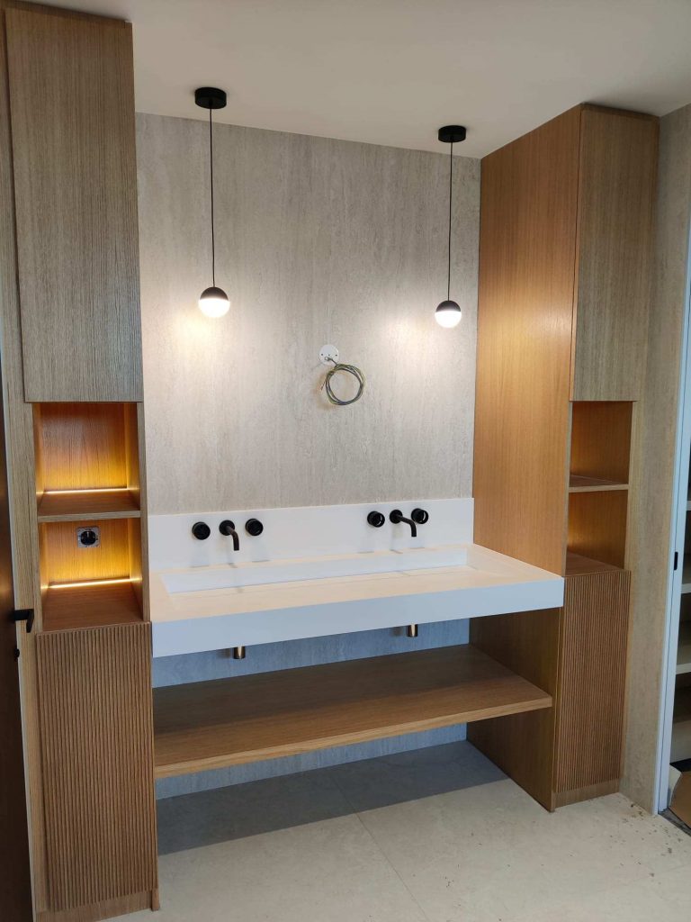 Salle de bain sur mesure au design contemporain en chêne et Corian avec meuble vasque, réalisé(e) à Strasbourg par un menuisier agenceur.