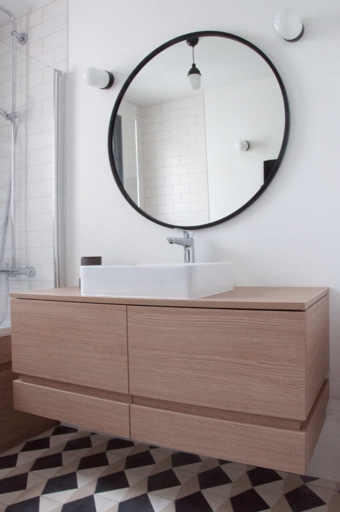 Salle de bain sur mesure au design contemporain en chêne avec meuble vasque, réalisé(e) à Paris par un menuisier agenceur.