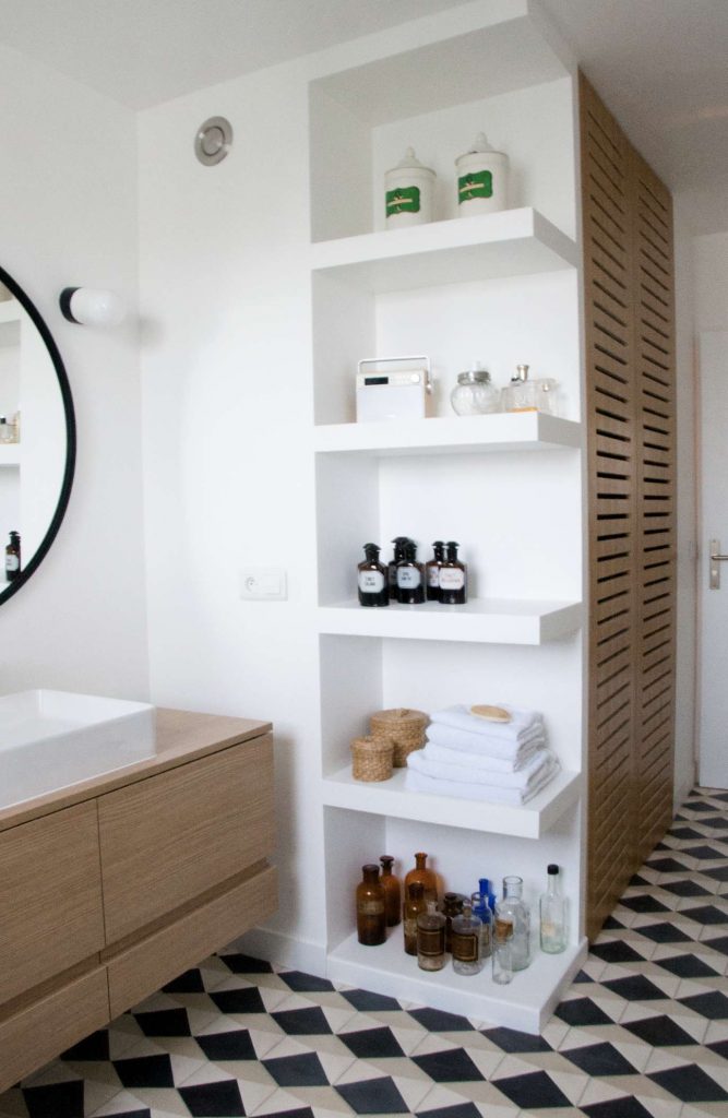 Salle de bain sur mesure au design contemporain en chêne avec meuble vasque, réalisé(e) à Paris par un menuisier agenceur.