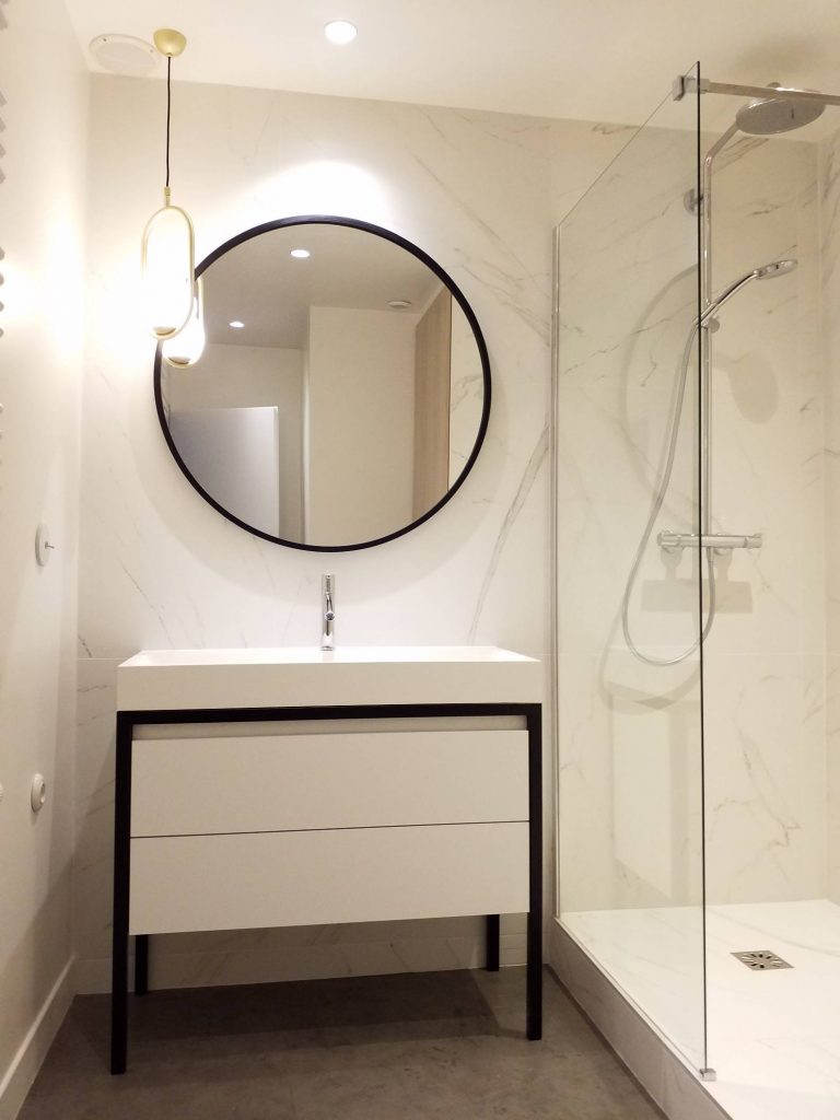 Salle de bain sur mesure au design contemporain en Corian avec meuble vasque, réalisé(e) à Nancy par un menuisier agenceur.