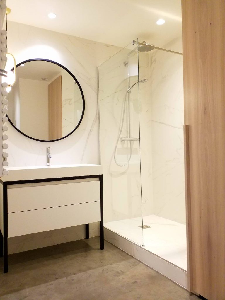 Salle de bain sur mesure au design contemporain en Corian avec meuble vasque, réalisé(e) à Nancy par un menuisier agenceur.