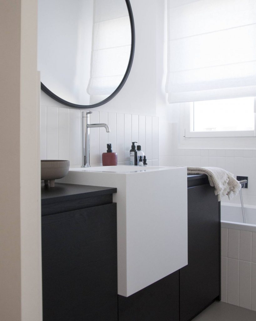 Salle de bain sur mesure au design contemporain en Corian avec meuble vasque, réalisé(e) à Paris par un menuisier agenceur.